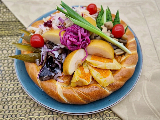 Калач с соленьями и маринадами