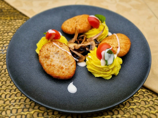 Домашние котлетки из мяса цыплят с картофельным пюре